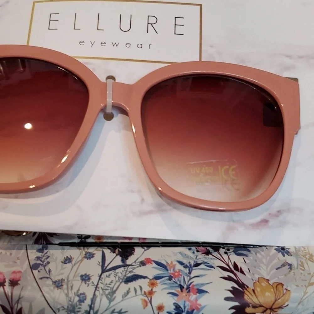 🐦NWT SUNGLASS SET WITH CASE